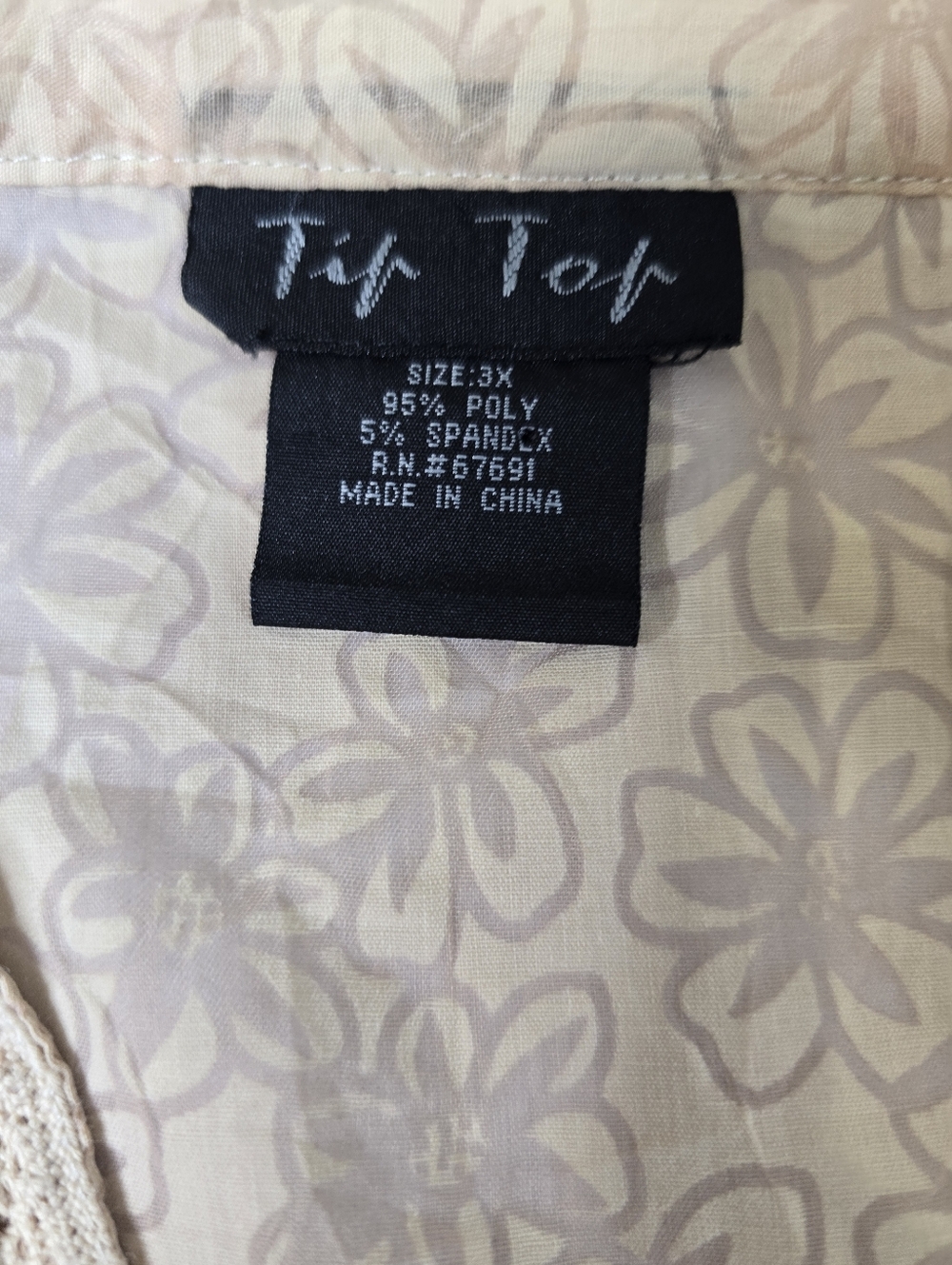 Vintage beige floral print blouse with delicate lace detailing and a V-neckline - Picture 3 of 4